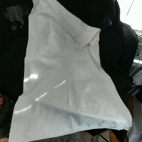 VINTAGE IVORY DAMASK FLORAL PATTERNED FULL SIZE TABLECLOTH, SATINY GORGEOUS! - Picture 6 of 12